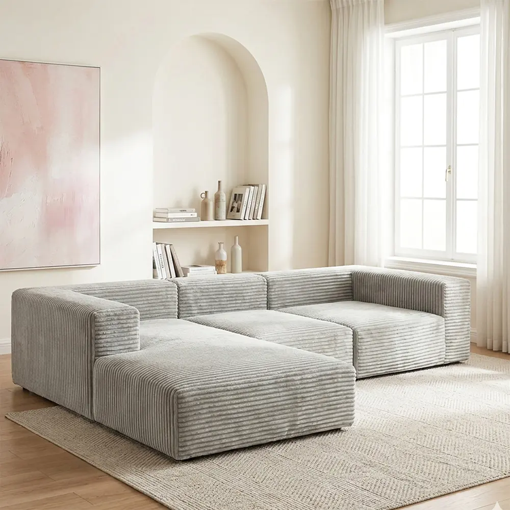 Sofa multi-tempat duduk berwarna abu-abu